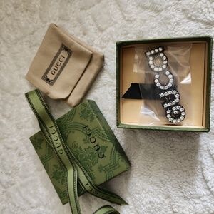 💚gucci rhinestones hair clip (black & gold)